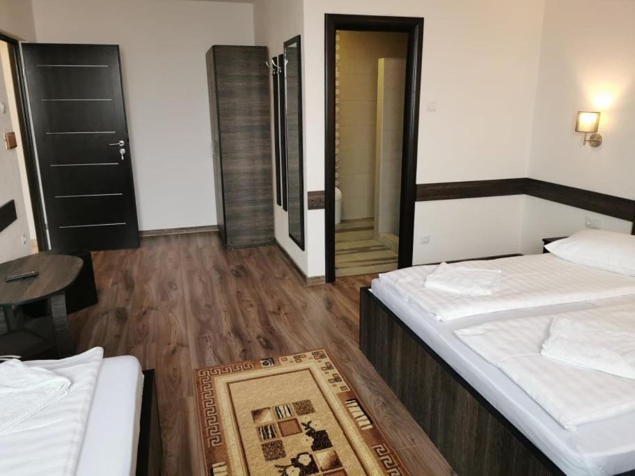 Hotel Tranzit โอดอร์เฮอู เซกุยเอสก์ ภายนอก รูปภาพ