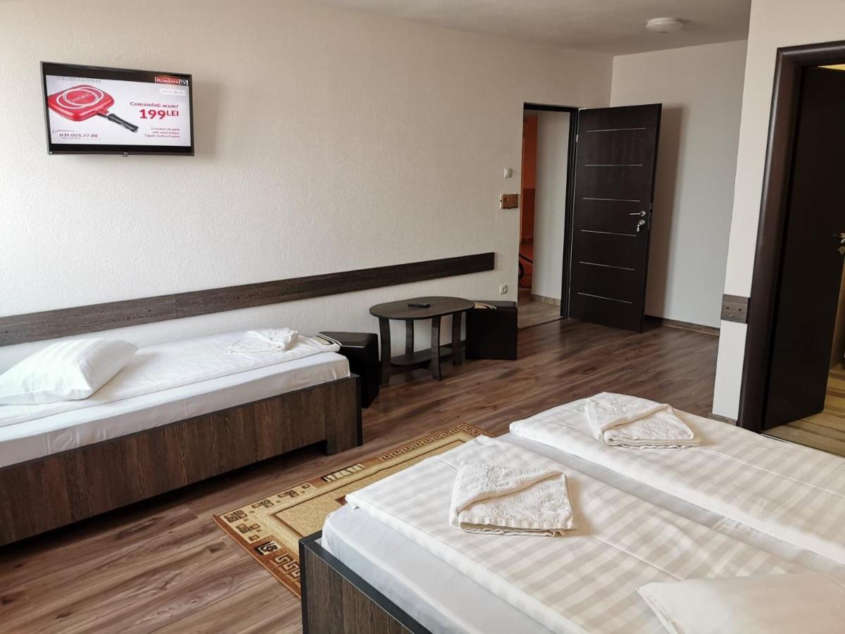 Hotel Tranzit โอดอร์เฮอู เซกุยเอสก์ ภายนอก รูปภาพ