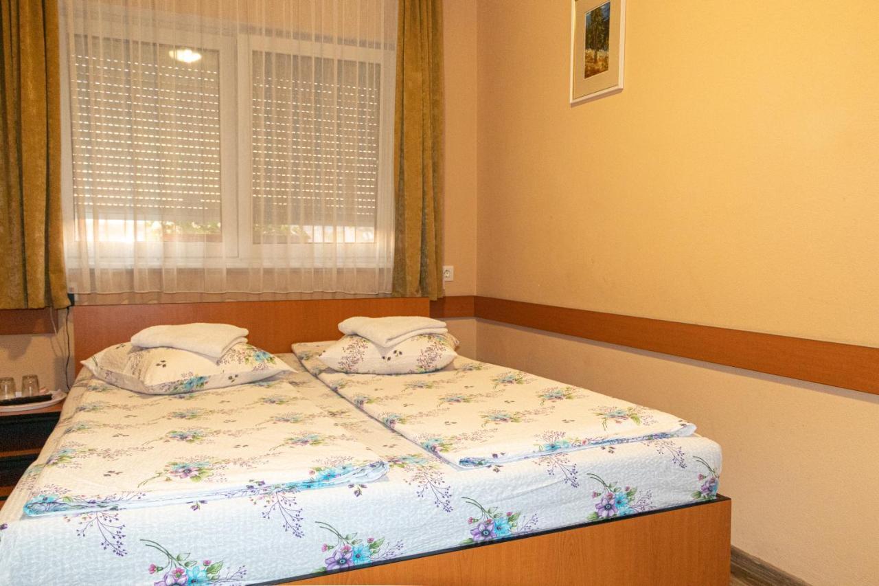 Hotel Tranzit โอดอร์เฮอู เซกุยเอสก์ ภายนอก รูปภาพ