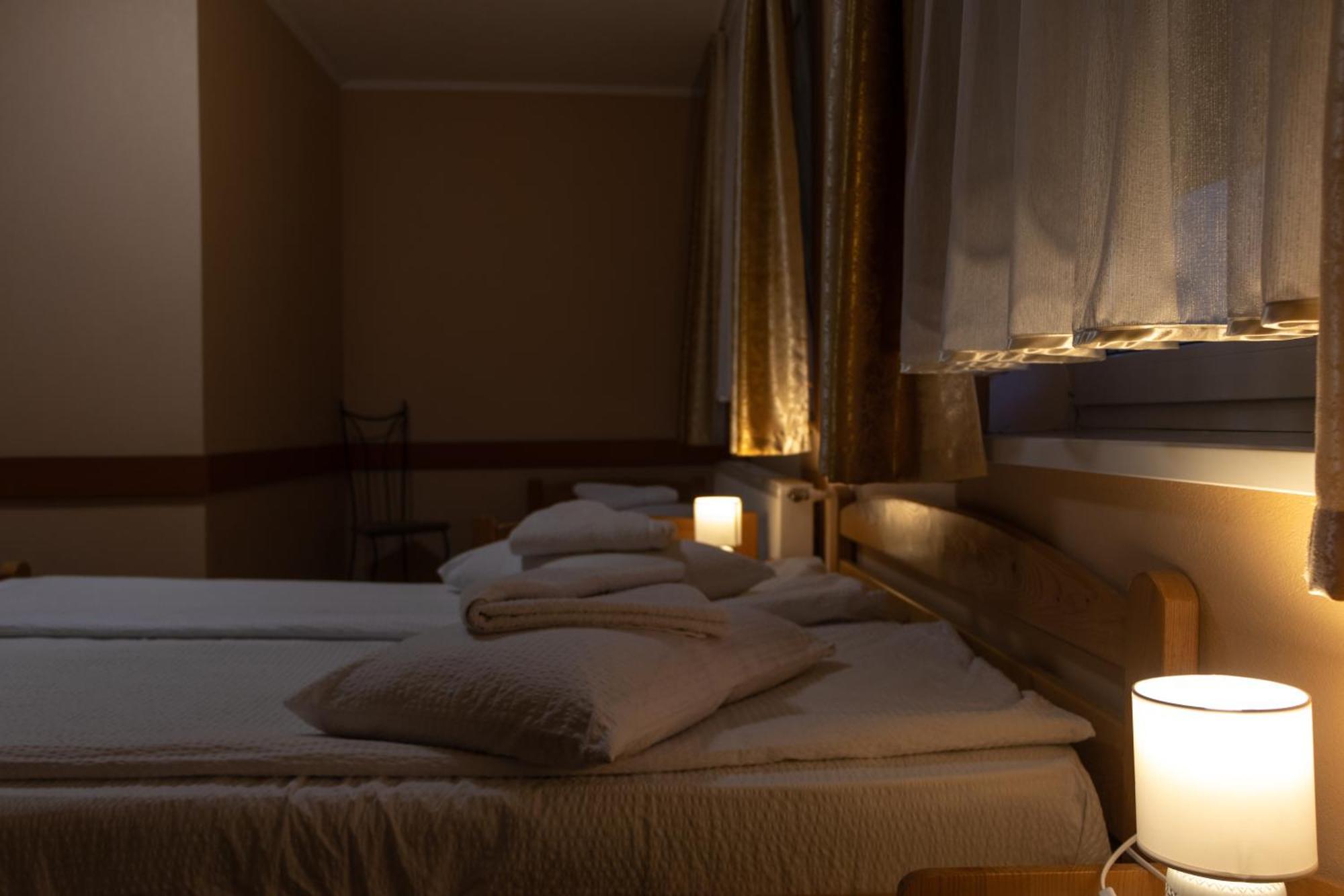 Hotel Tranzit โอดอร์เฮอู เซกุยเอสก์ ภายนอก รูปภาพ