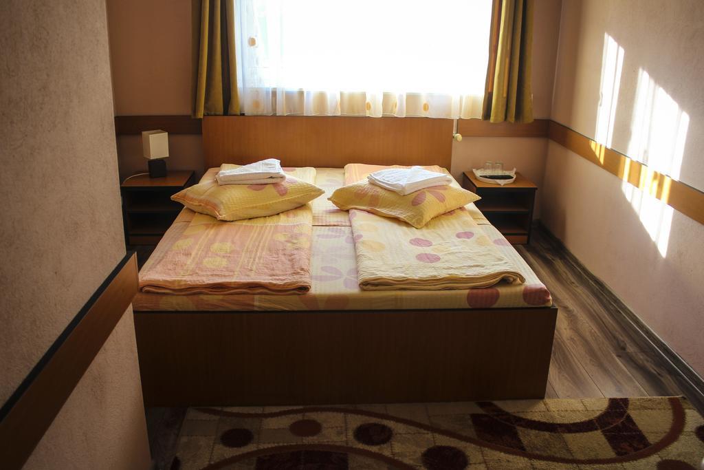 Hotel Tranzit โอดอร์เฮอู เซกุยเอสก์ ภายนอก รูปภาพ